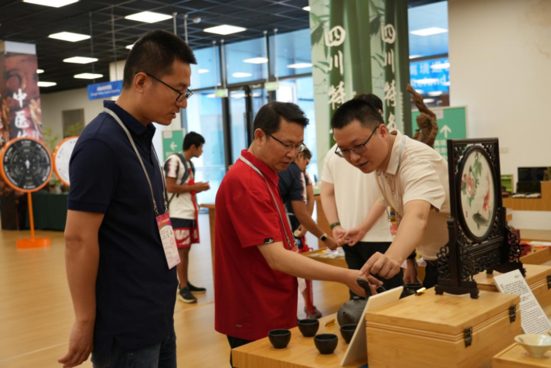 省旅投集团领导到大运村“有礼在四川”四川特色商品馆调研指导工作