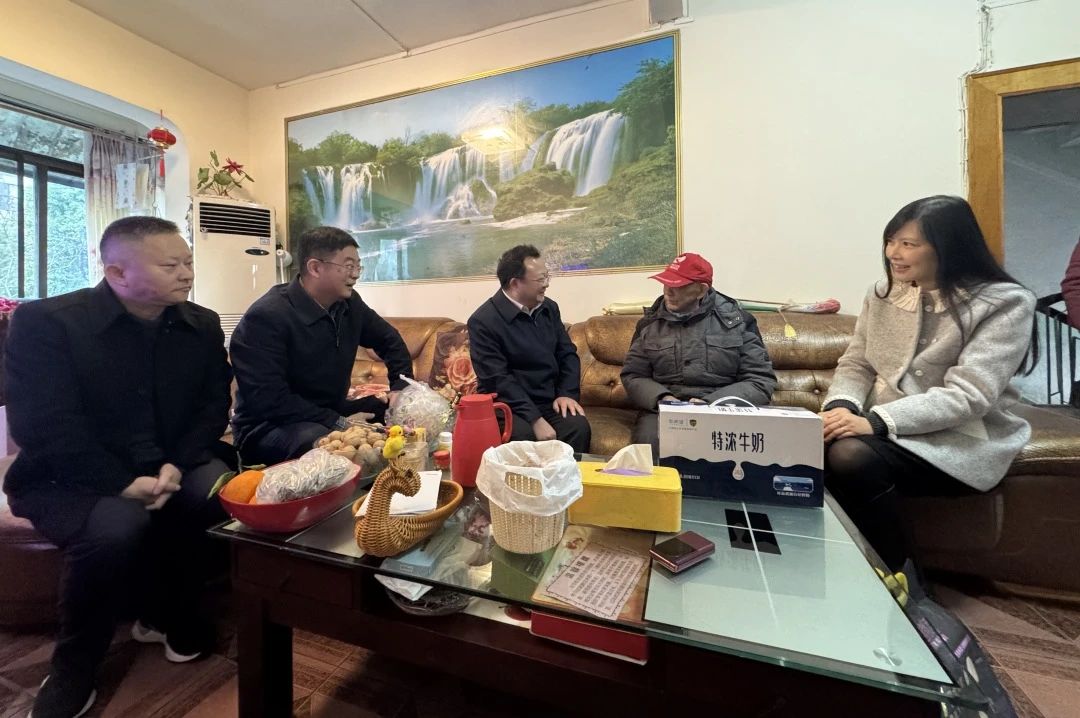 省国资委党委委员、副主任何政走访慰问省旅投集团老党员、老干部