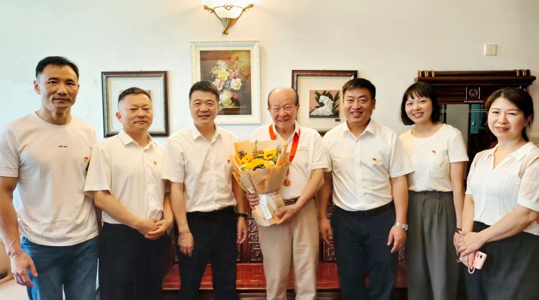 省旅投集团党委走访慰问老党员 颁发“光荣在党50周年”纪念章并送上节日问候