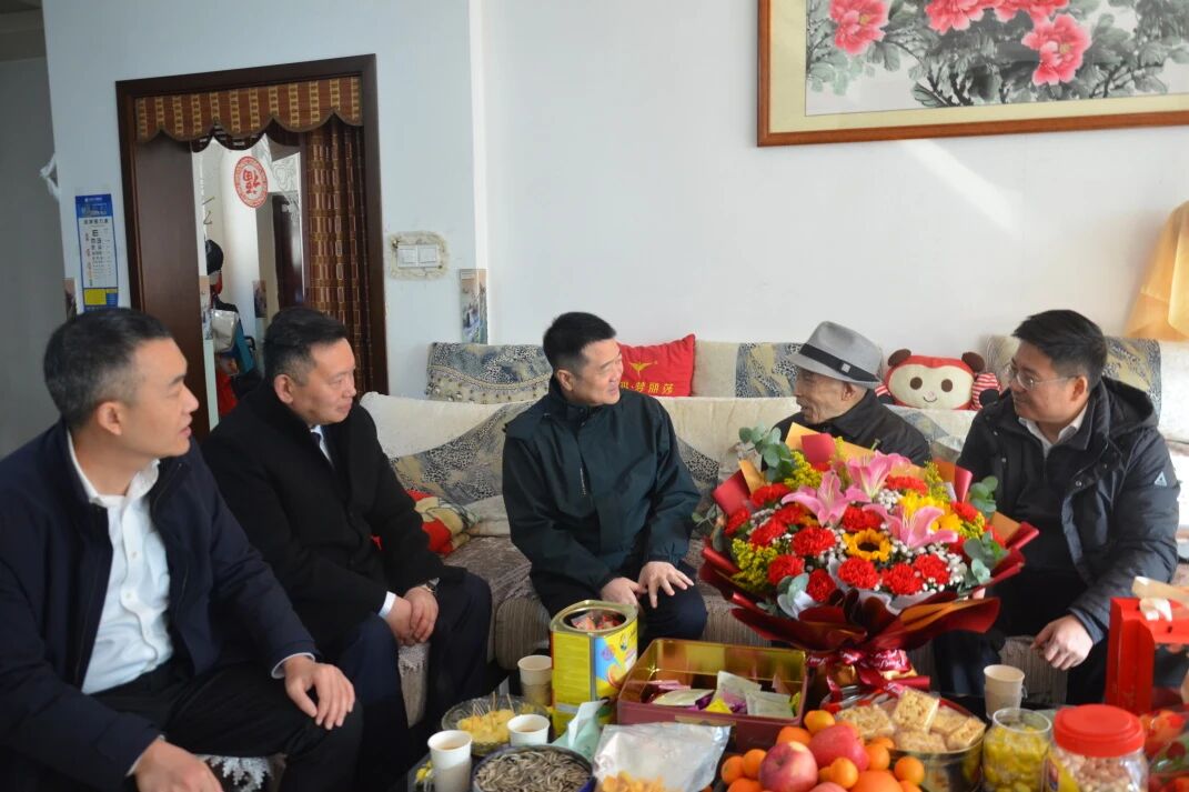 省旅投集团领导班子走访慰问生活困难党员、老党员、老干部